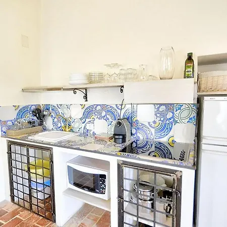 Sleeps 6 With Pool דירה