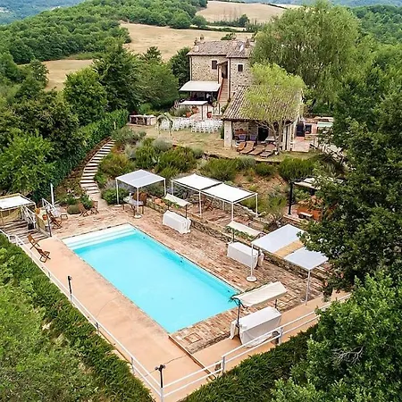 Sleeps 6 With Pool דירה